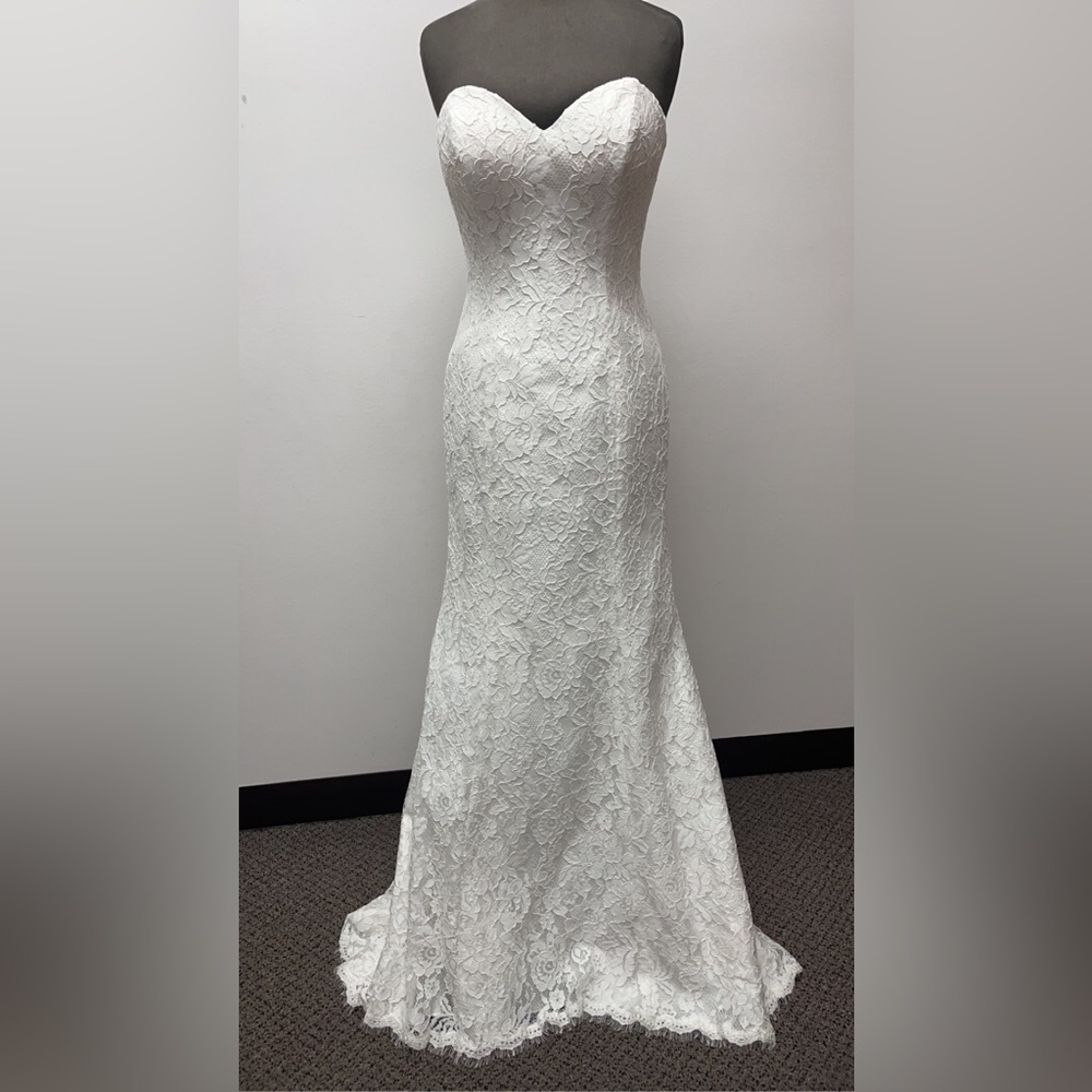 Simple Lace Wedding Dress. Size 8. Color Ivory.